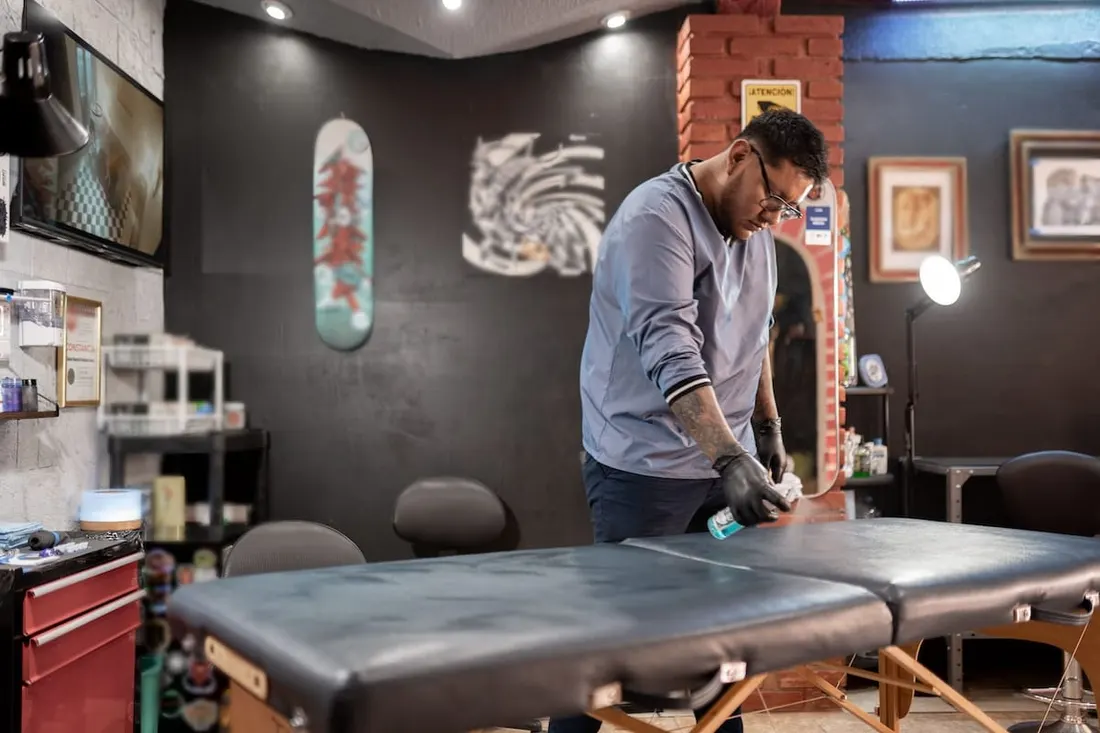 Cabina de tatuador guia paso a paso para preparar tu espacio de trabajo con seguridad e higiene