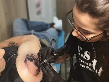 El estudio de los diferentes estilos de tatuaje es fundamental en el master