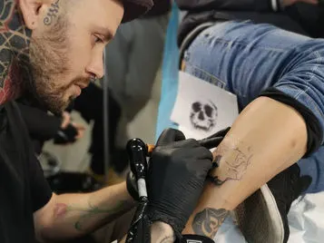 El tatuador internacional oscar garcia visita esap madrid