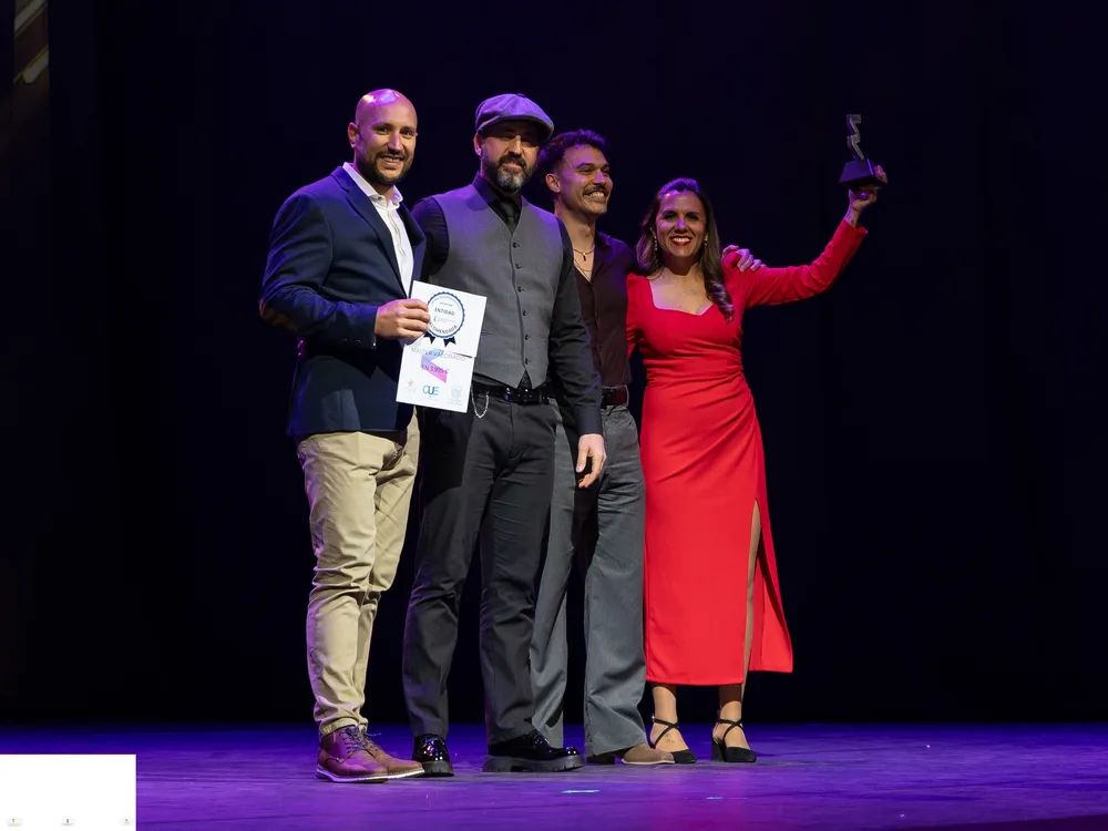 El equipo de ESAP recogiendo el premio en el escenario de la Gala