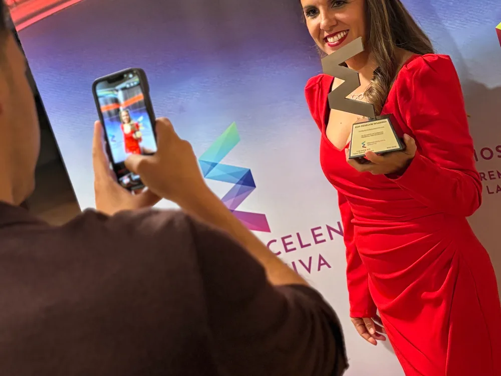 El trofeo del Premio Excelencia Educativa 2026 ante el photocall de la Gala