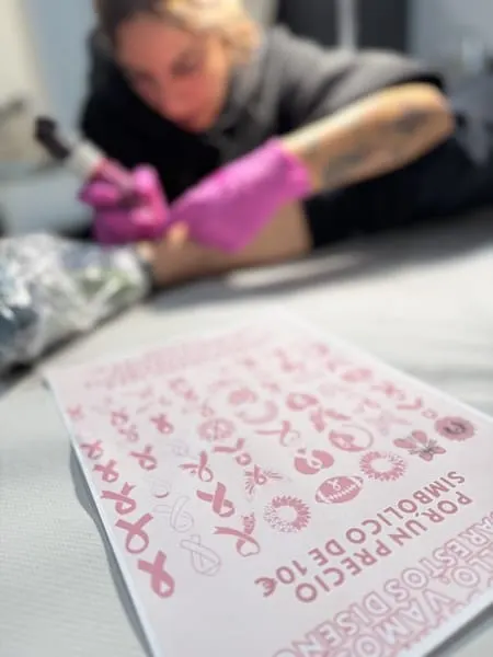 Jornada de tatuajes contra el cancer de mama