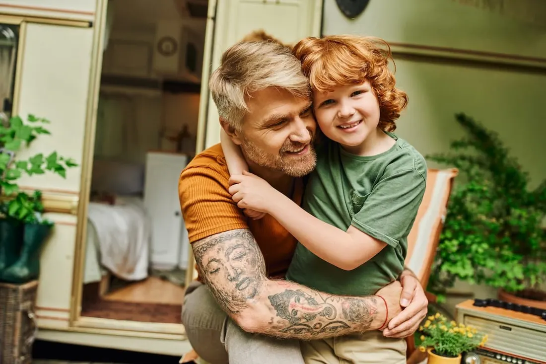 Tatuajes de nombres de hijos para hombres en el brazo disenos significado e inspiracion