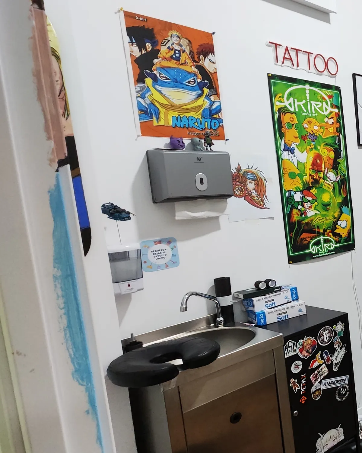 Zona de lavado e higiene de una cabina de tatuaje en alquiler en ESAP Madrid