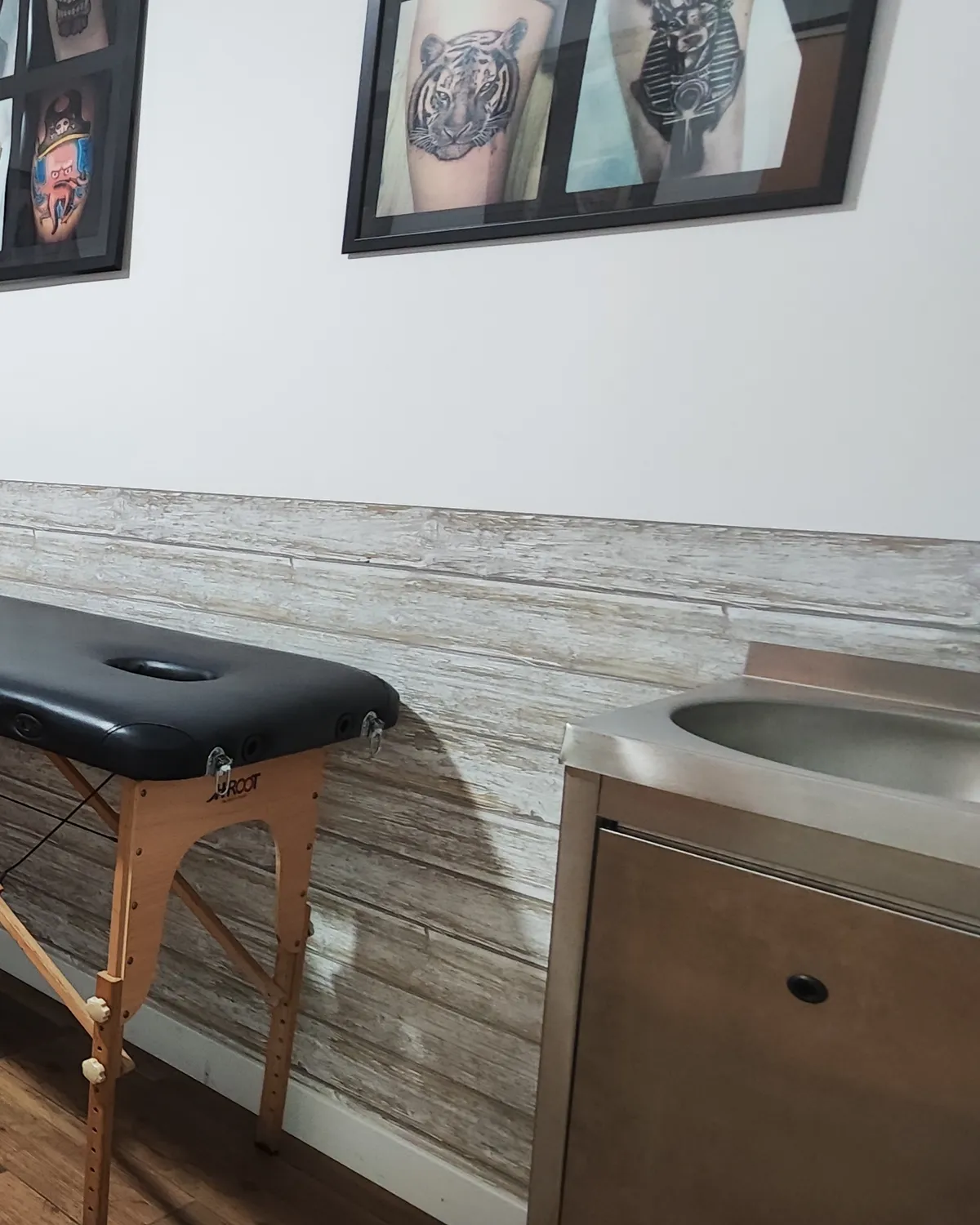 Cabina de tatuaje con camilla y lavabo lista para alquilar en ESAP Madrid