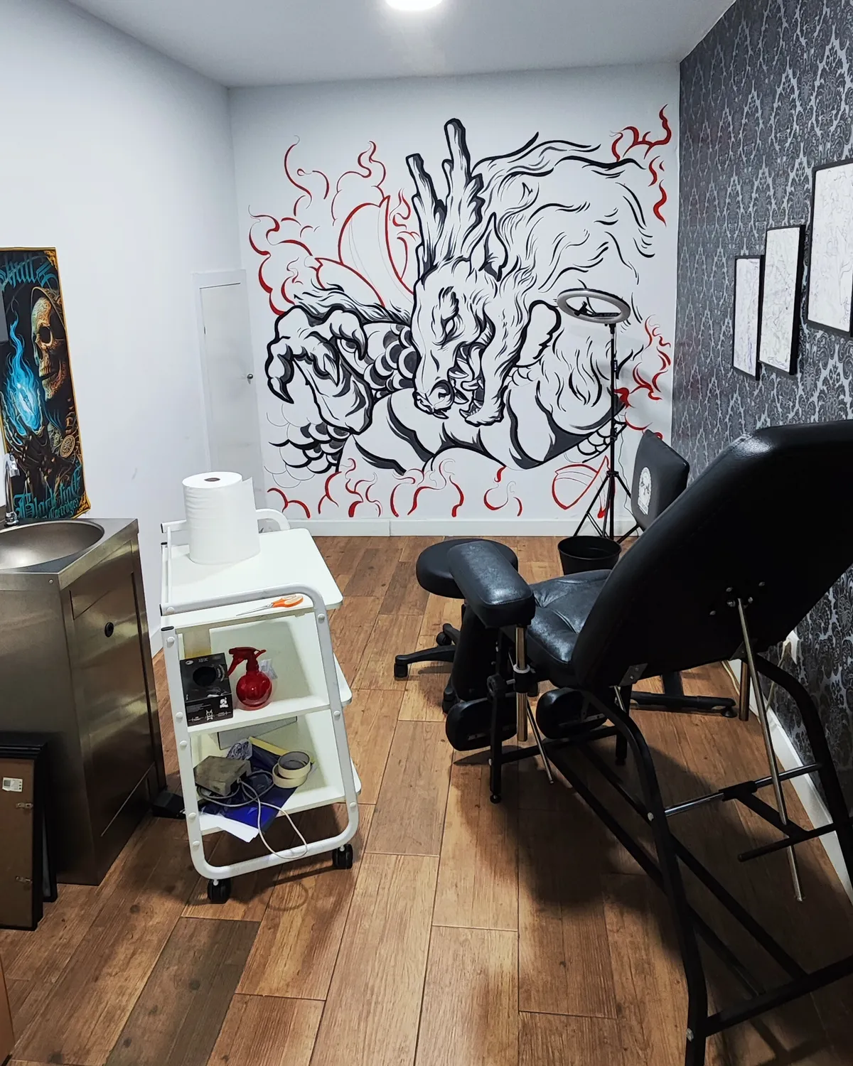 Cabina de tatuaje en alquiler con mural, camilla profesional y lavabo en ESAP Madrid