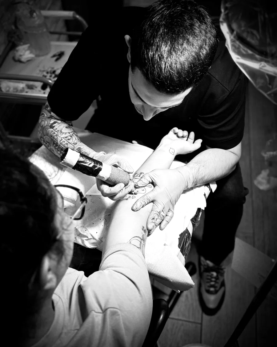 Prácticas de tatuaje sobre el brazo en la escuela ESAP de Madrid Prácticas de tatuaje sobre el brazo en la escuela ESAP de Madrid