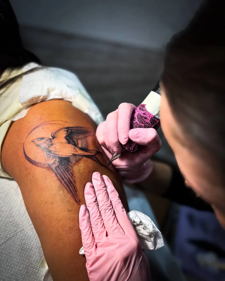 Alumna tatuando un diseño sobre la piel en la escuela ESAP de Madrid