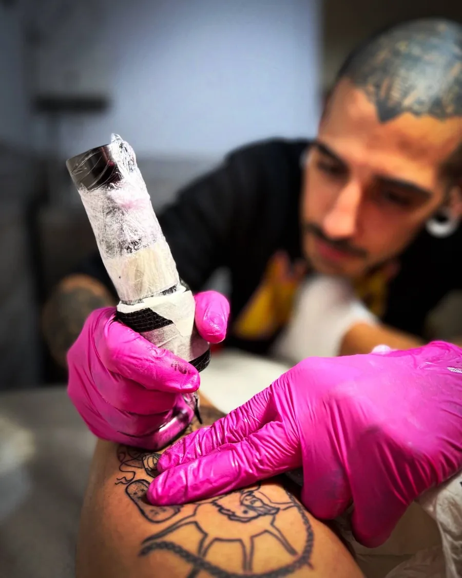 Alumno tatuando una pierna durante las prácticas de la escuela ESAP de Madrid