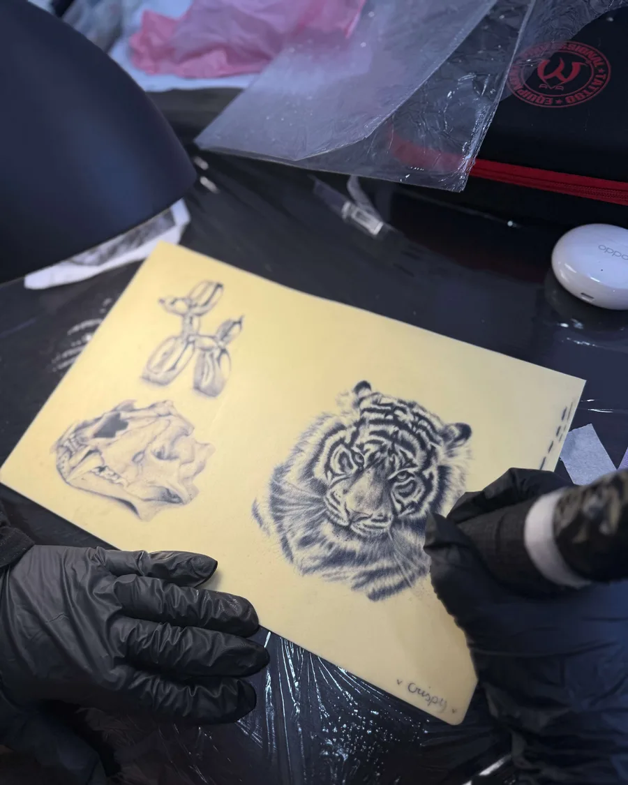 Prácticas de tatuaje sobre piel sintética en la escuela ESAP de Madrid Prácticas de tatuaje sobre piel sintética en la escuela ESAP de Madrid
