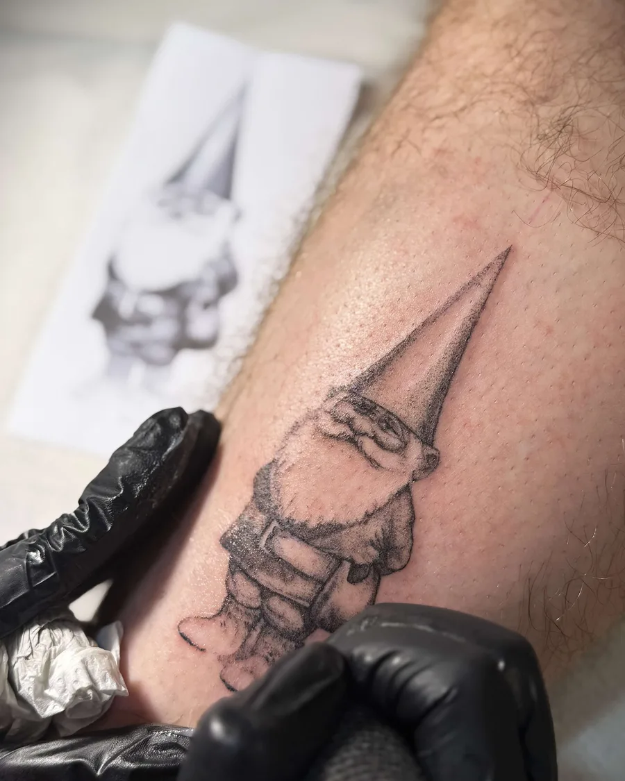 Alumno tatuando un diseño en un brazo durante las prácticas de la escuela ESAP de Madrid