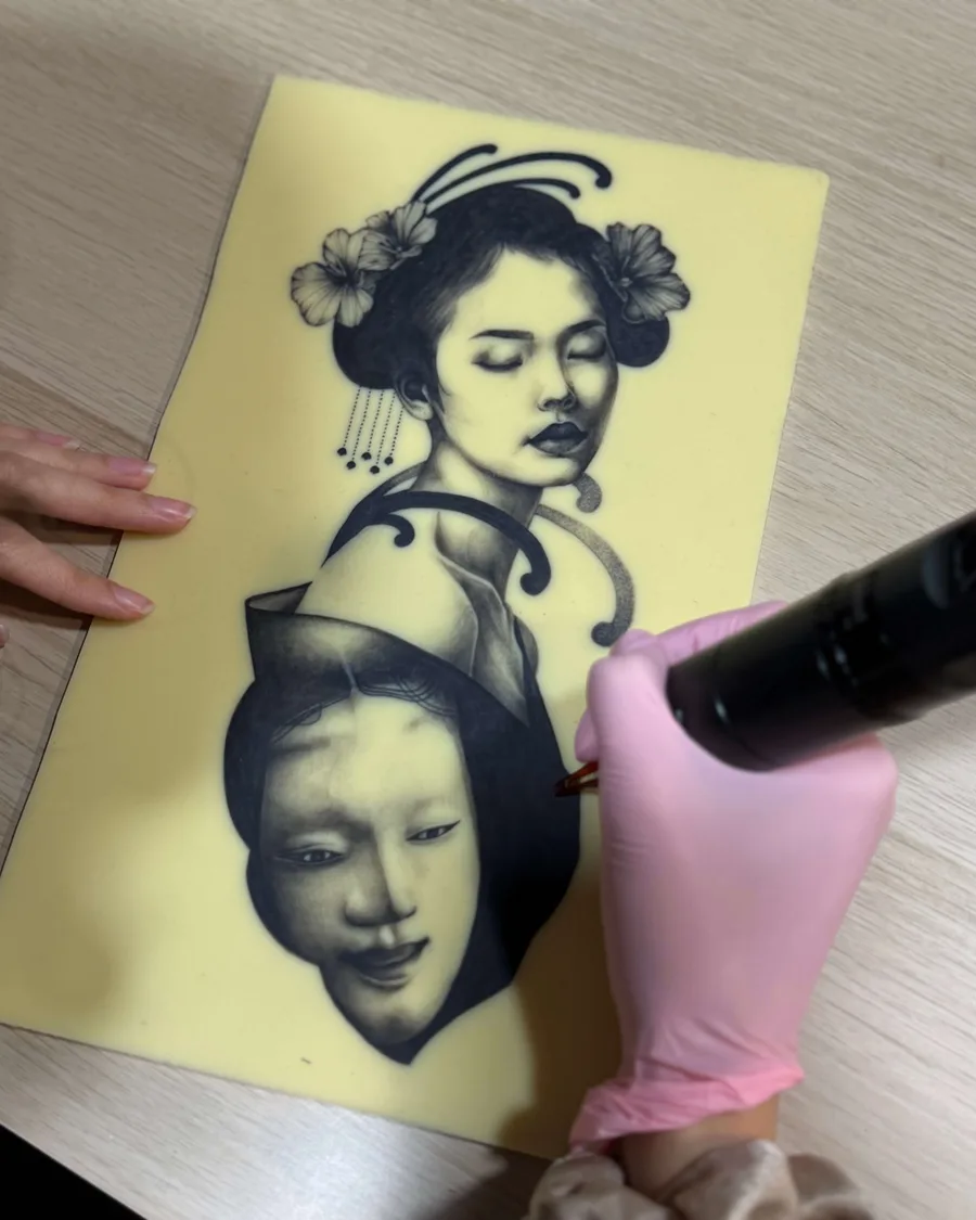 Alumna tatuando una geisha sobre piel sintética en la escuela ESAP de Madrid