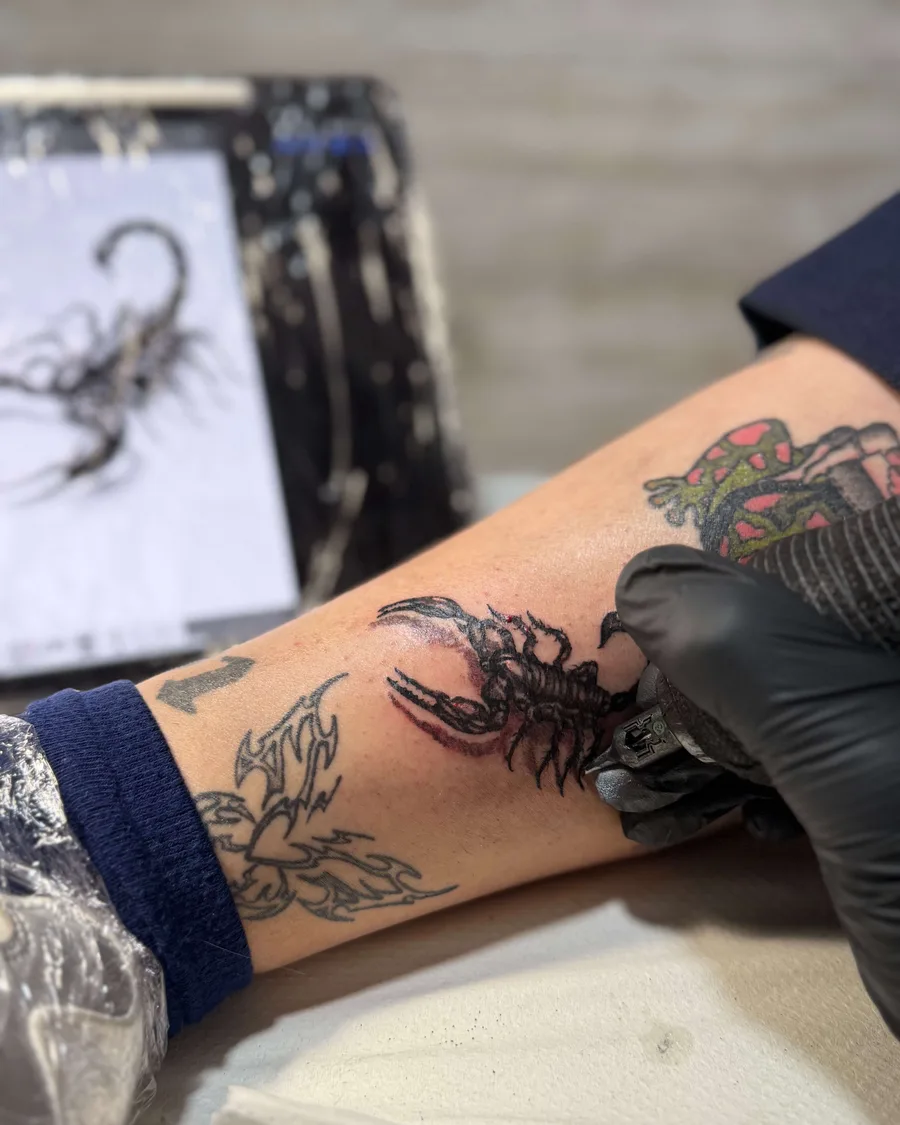 Diseño de un escorpión junto a prácticas de tatuaje en la escuela ESAP de Madrid