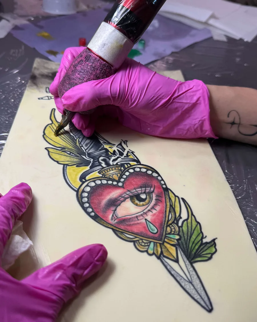 Diseño neotradicional de un corazón para tatuar en la escuela ESAP de Madrid Diseño neotradicional de un corazón para tatuar en la escuela ESAP de Madrid