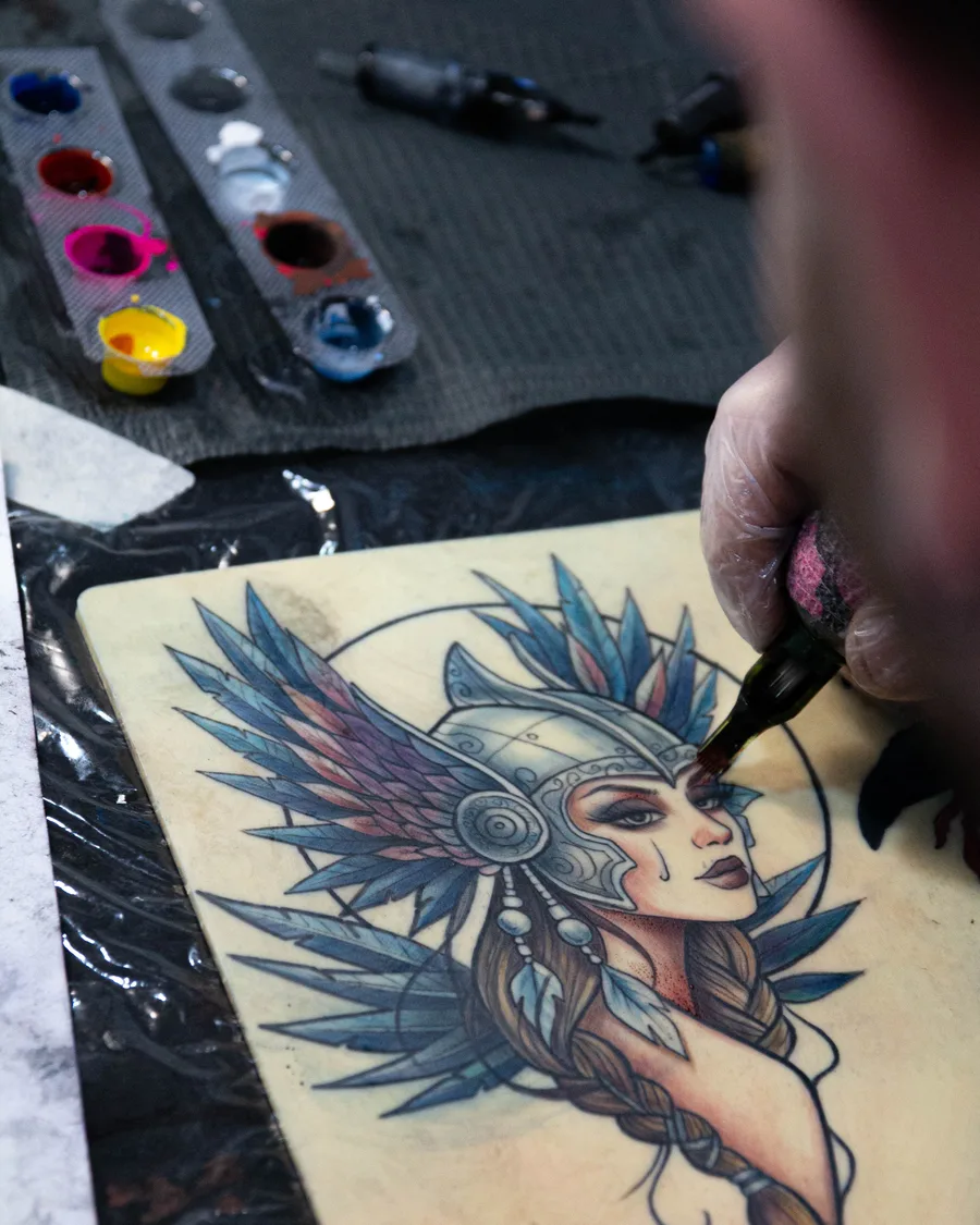 Diseño de un guerrero azteca a color para tatuar en la escuela ESAP de Madrid