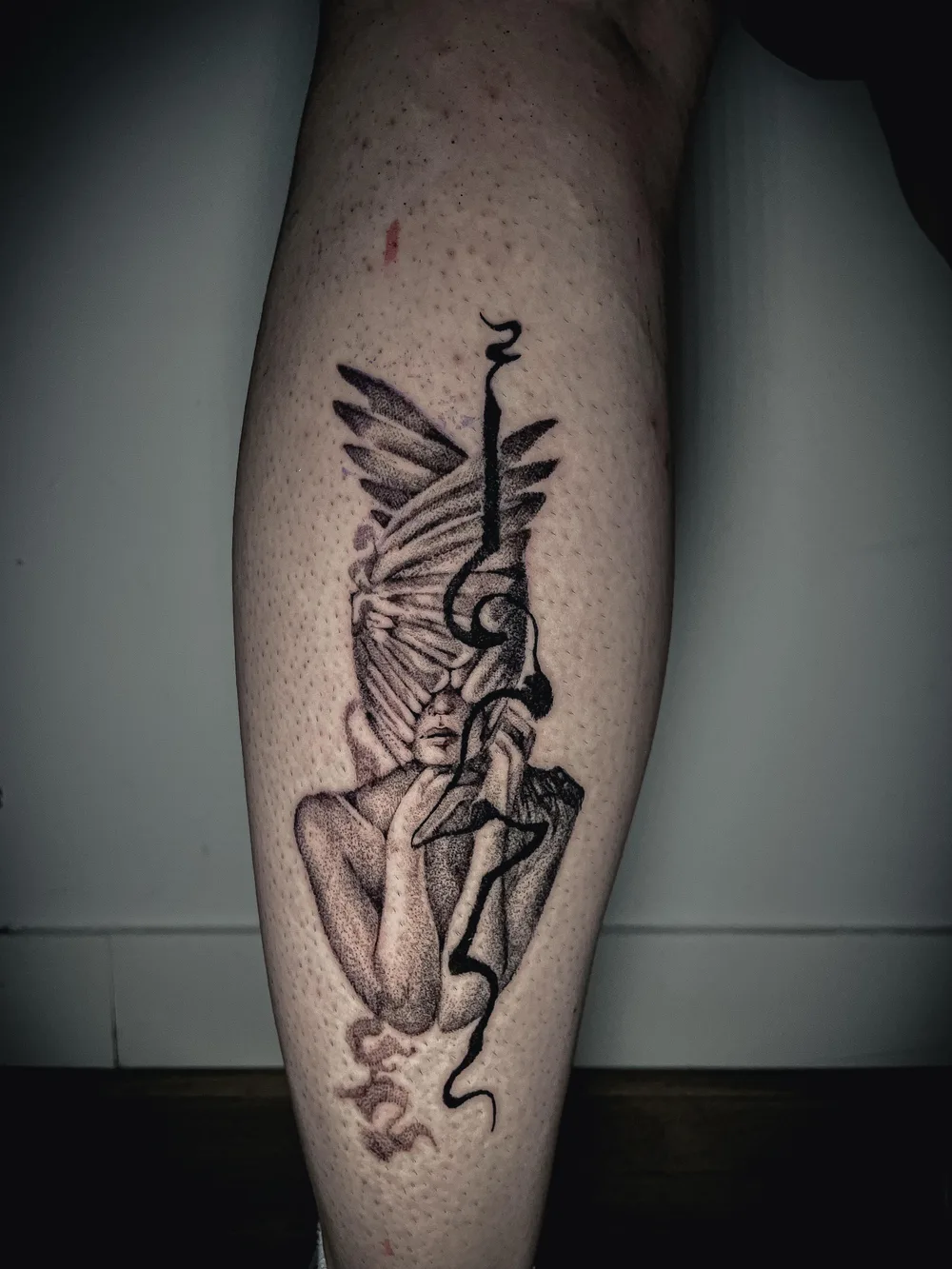 Tatuaje de puntillismo (dotwork) de una figura alada, hecho en el seminario de ESAP Madrid