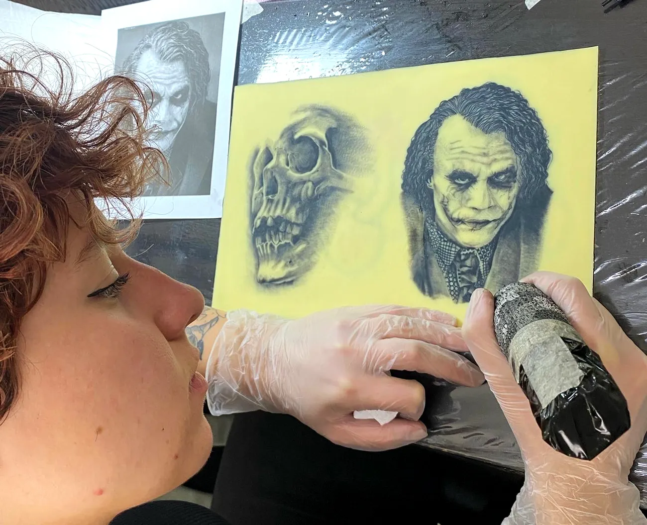 Clase práctica del Máster de Tatuaje en la escuela ESAP de Madrid