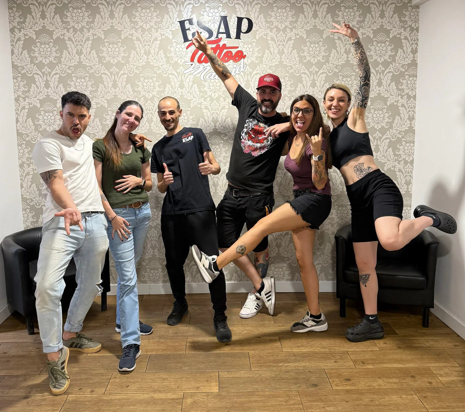 Equipo de ESAP Madrid El equipo de tatuadores y profesores de la escuela ESAP de Madrid