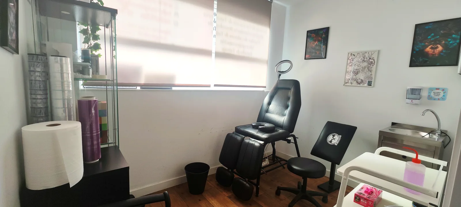Cabina del estudio ESAP en Madrid Cabina de tatuaje profesional del estudio ESAP en el Paseo de Extremadura, Madrid