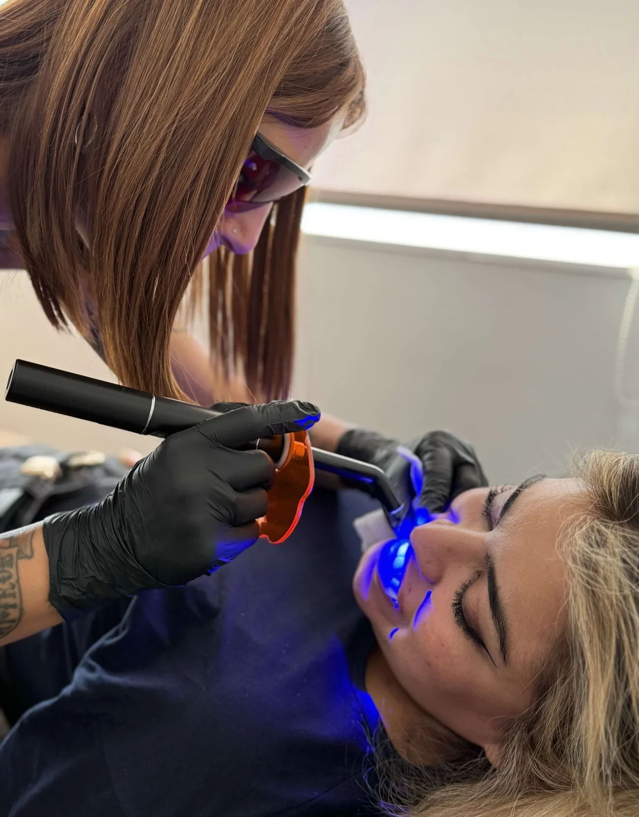 Colocación de una gema dental con luz UV en el Curso de Gemas Dentales de la escuela ESAP de Madrid