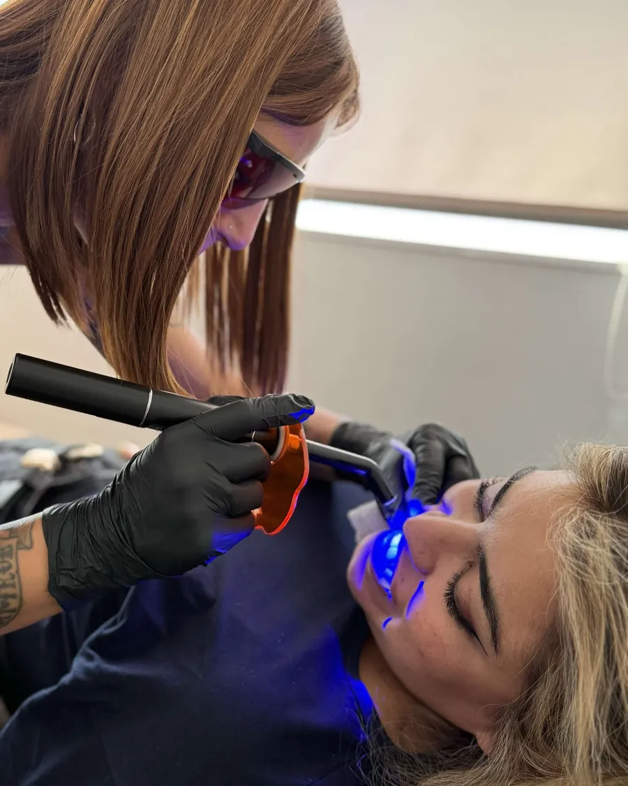 Colocación de una gema dental con luz UV en el Curso de Gemas Dentales de ESAP Madrid