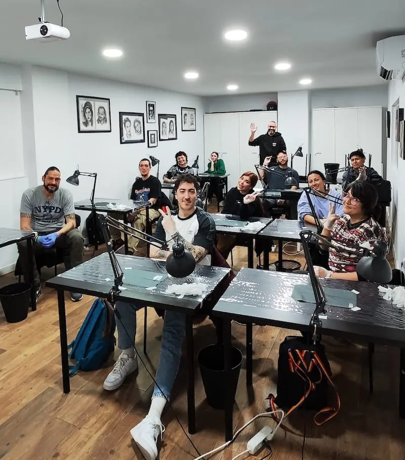 Alumnos practicando en la escuela de tatuaje ESAP en Madrid