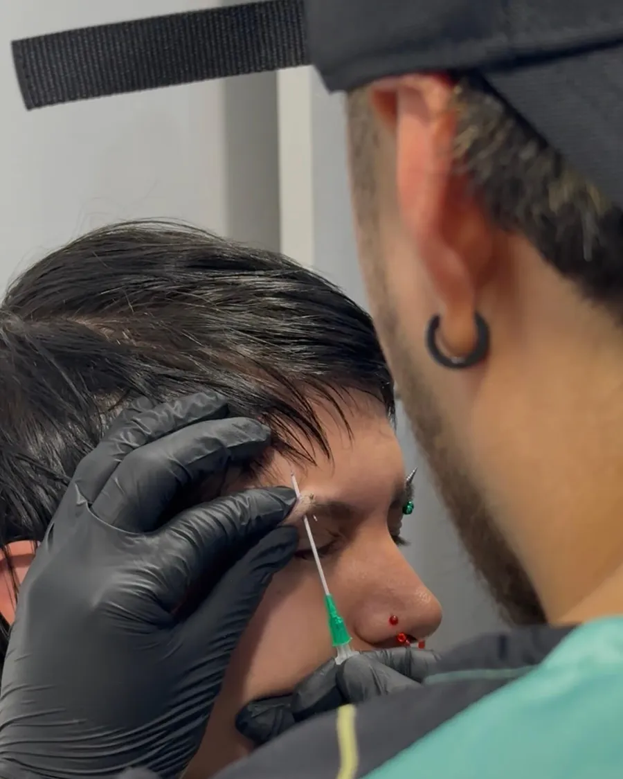Perforación en la ceja durante el Curso de Piercing de la escuela ESAP de Madrid Perforación en la ceja durante el Curso de Piercing de la escuela ESAP de Madrid