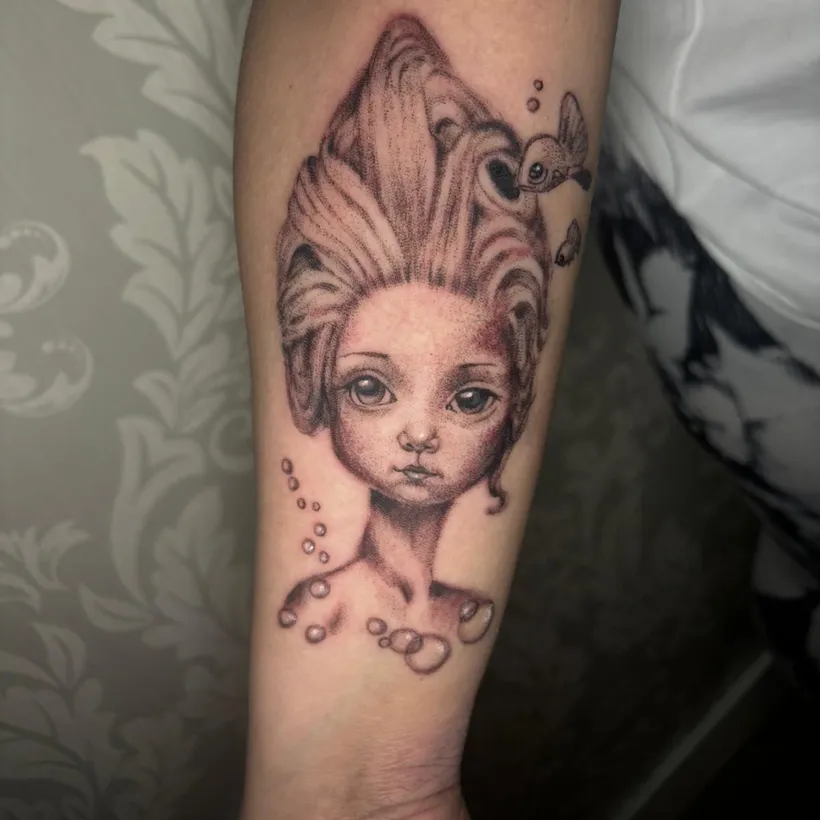 Tatuaje a color de chica anime en el antebrazo, ESAP Madrid Tatuaje a color de chica anime en el antebrazo, ESAP Madrid