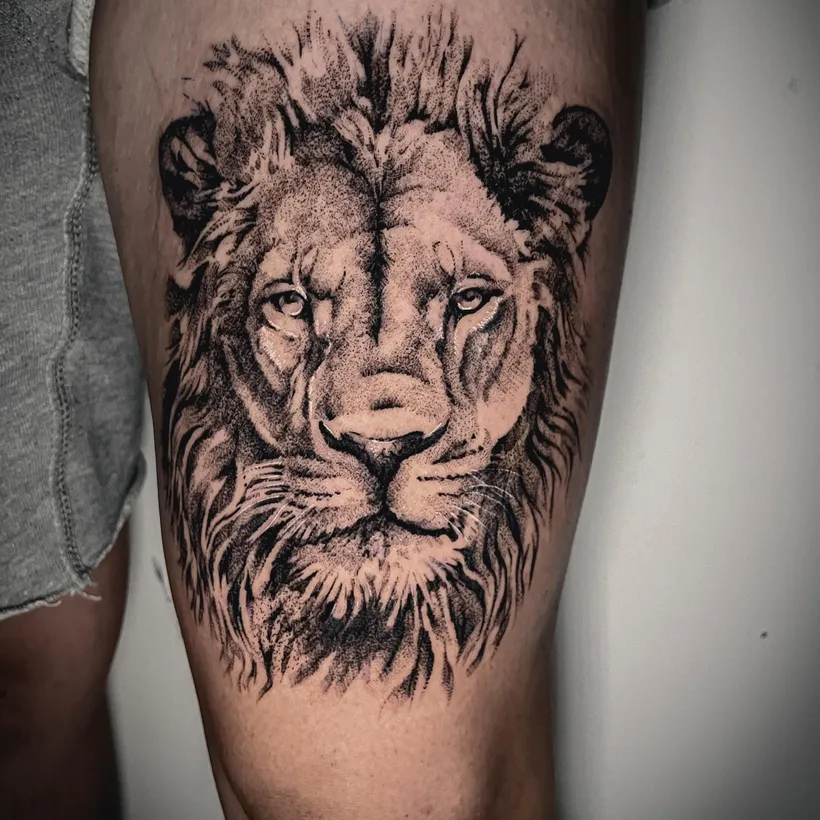 Tatuaje blackwork de un león, por Carlos «Gambruk» en ESAP Madrid