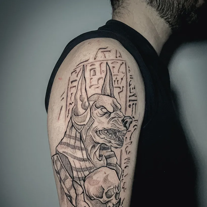 Tatuaje blackwork de Anubis, por Carlos «Gambruk» en ESAP Madrid