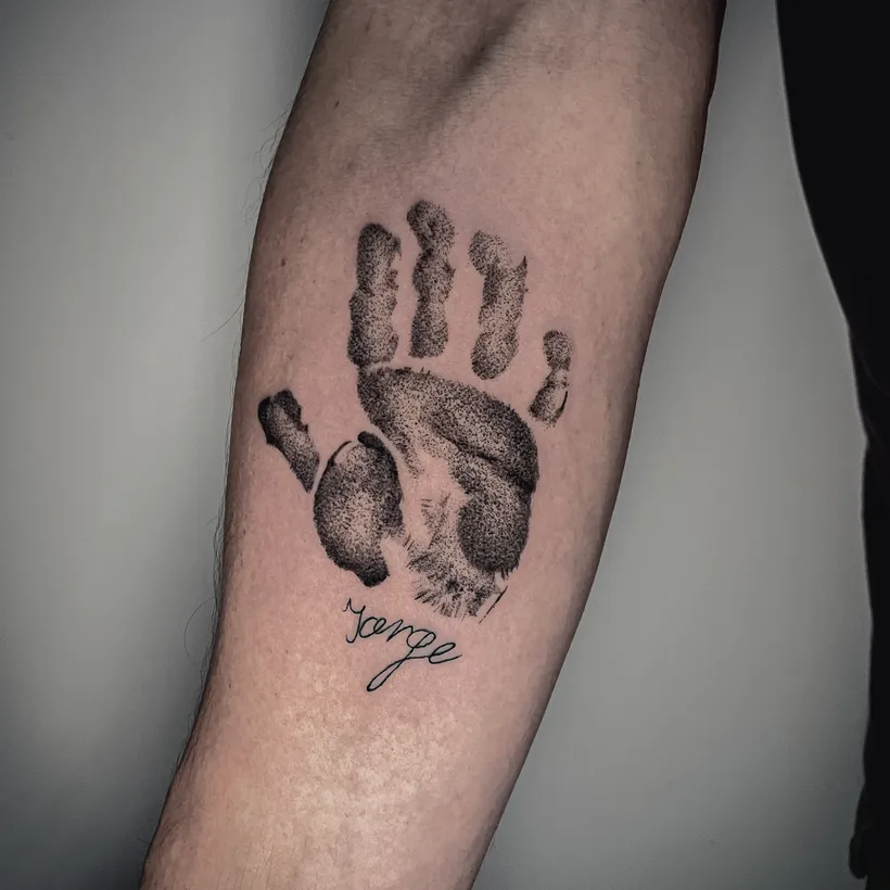 Tatuaje blackwork de una mano, por Carlos «Gambruk» en ESAP Madrid