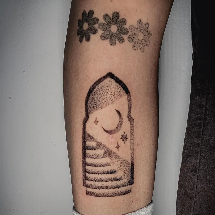 Tatuaje blackwork ilustrativo en ESAP Madrid