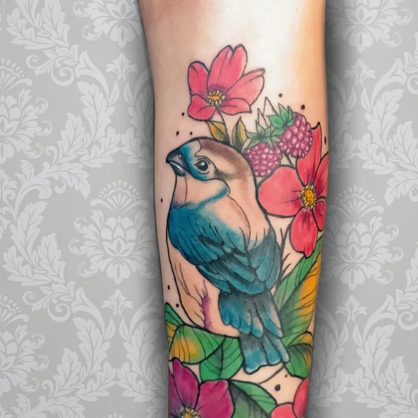 Tatuaje a color de un loro con flores, ESAP Madrid Tatuaje a color de un loro con flores, ESAP Madrid