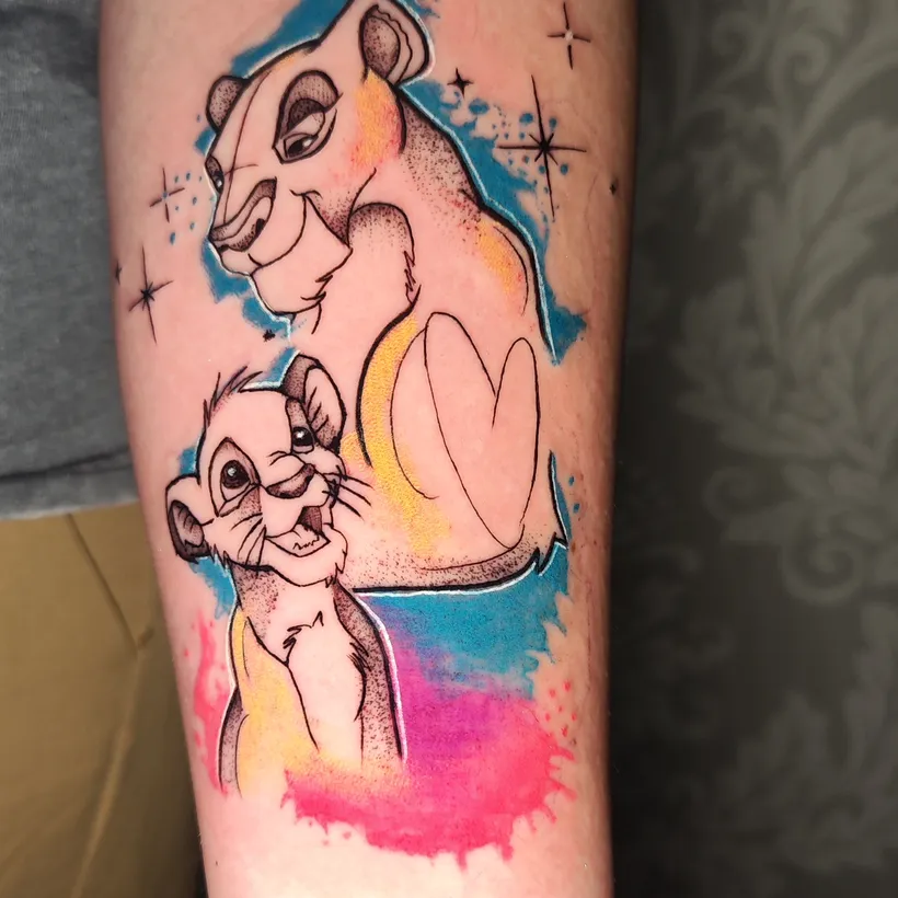 Tatuaje a color de Simba, El Rey León, ESAP Madrid Tatuaje a color de Simba, El Rey León, ESAP Madrid