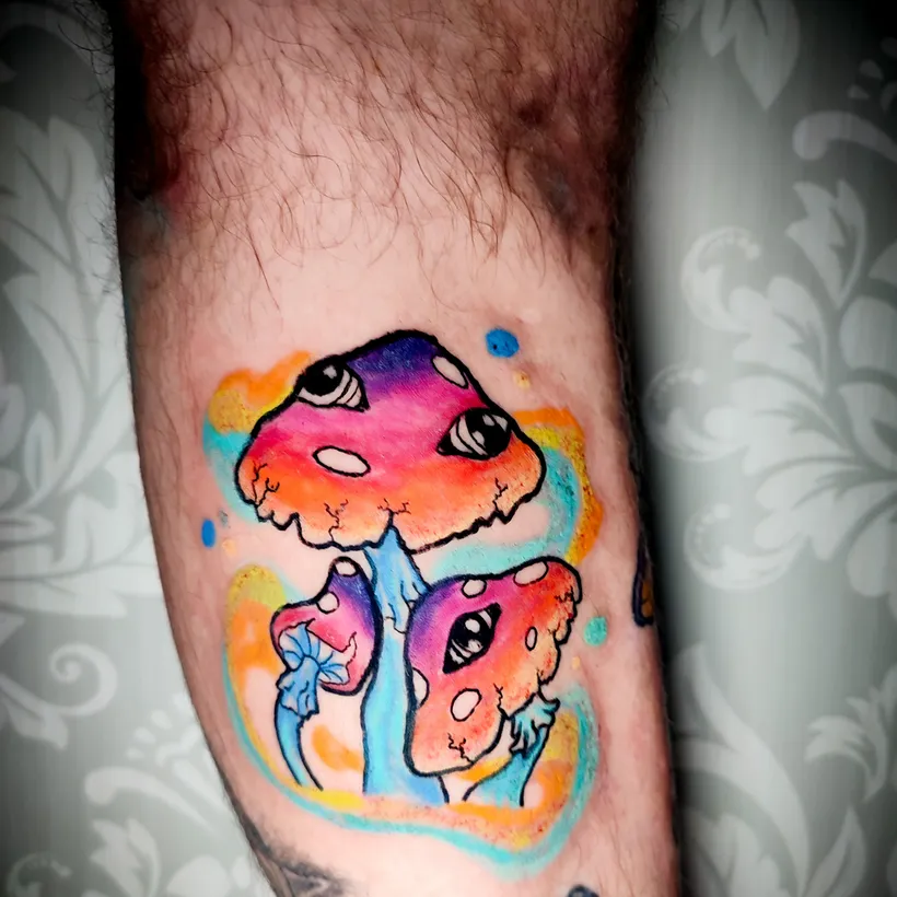 Tatuaje a color de setas, estilo psicodélico, ESAP Madrid Tatuaje a color de setas, estilo psicodélico, ESAP Madrid