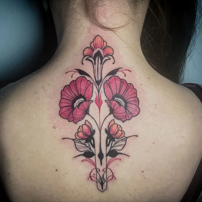 Tatuaje neotradicional de amapolas a color en la espalda alta, hecho en ESAP Madrid