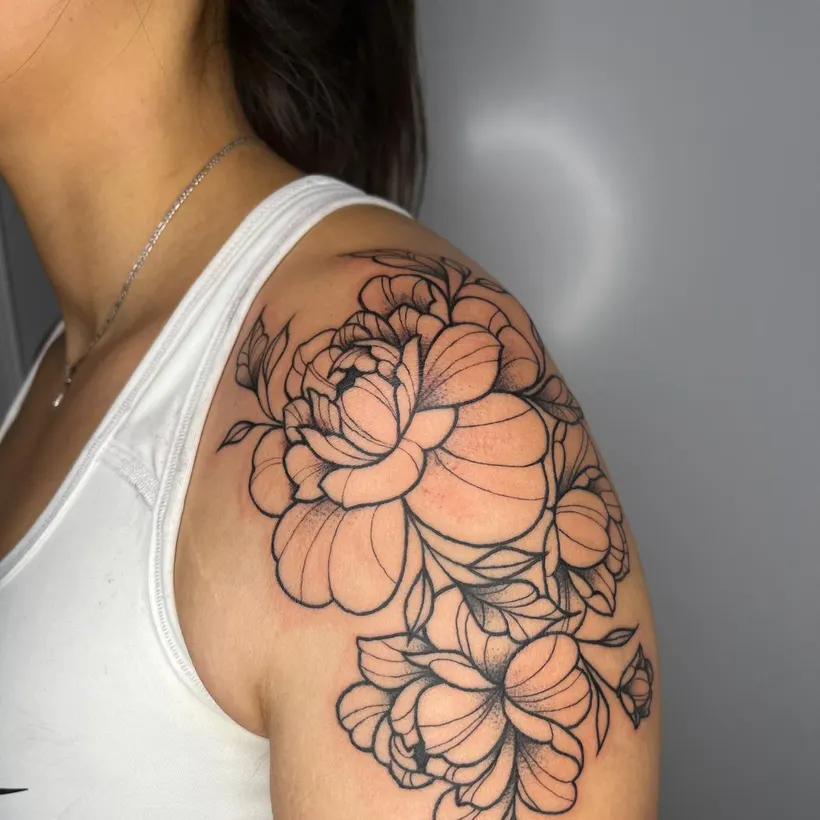 Tatuaje de peonías de línea fina en el hombro, hecho en ESAP Madrid