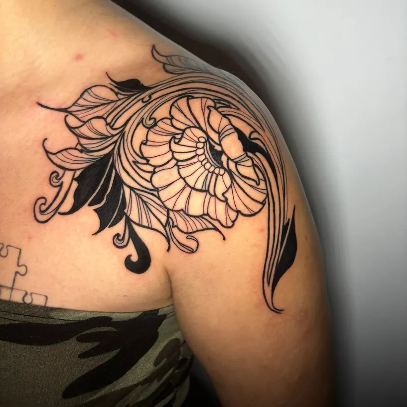 Tatuaje ornamental estilo art nouveau en el hombro, hecho en ESAP Madrid