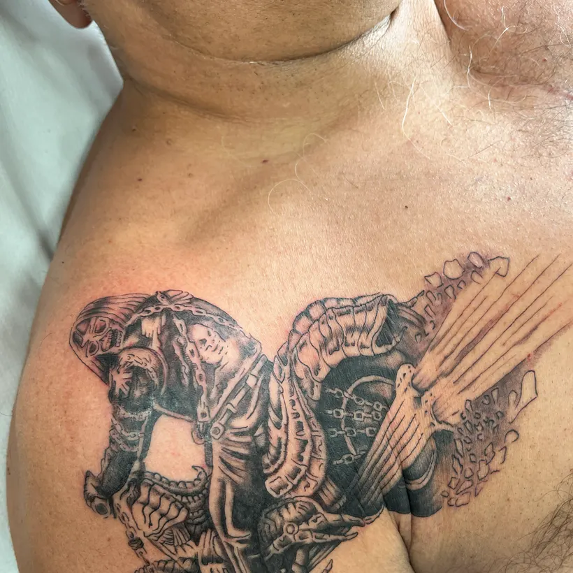 Tatuaje realista de motorista en el hombro, hecho en ESAP Madrid