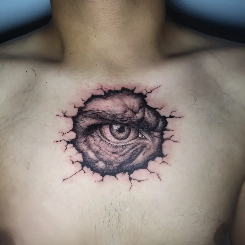 Tatuaje realista de un ojo en el pecho, ESAP Madrid