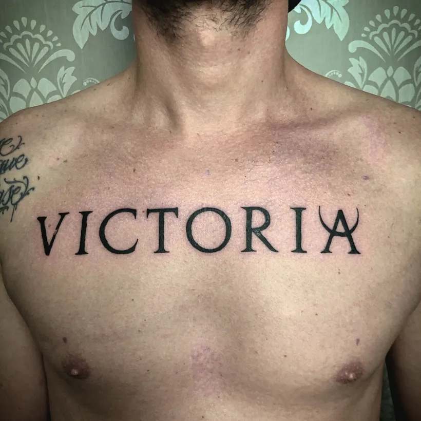 Tatuaje en el pecho hecho en ESAP Madrid, estudio de tatuajes en Madrid