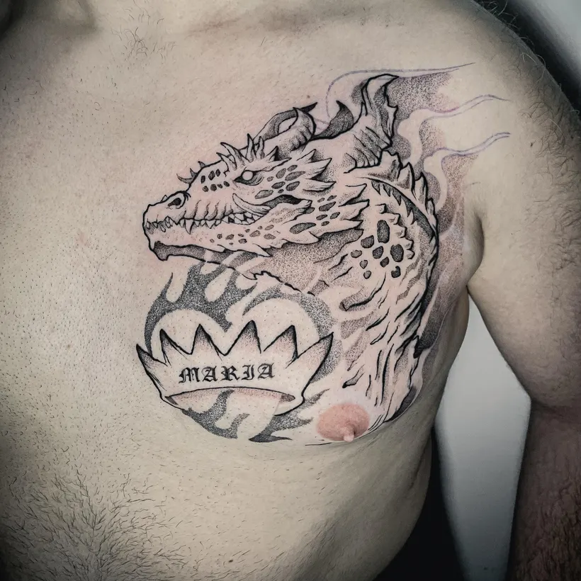 Tatuaje ilustrativo de dragón en el pecho, hecho en ESAP Madrid
