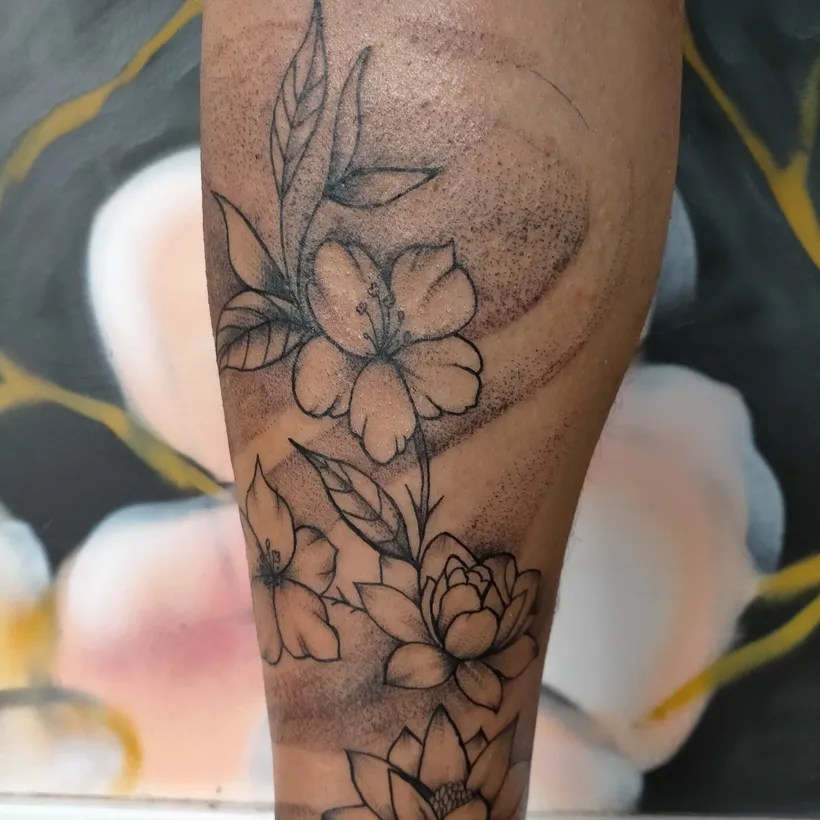 Tatuaje de una kokeshi a color en la pierna, ESAP Madrid Tatuaje de una kokeshi a color en la pierna, ESAP Madrid