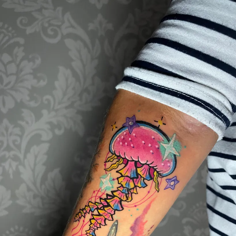 Tatuaje de estilo anime a color, ESAP Madrid Tatuaje de estilo anime a color, ESAP Madrid