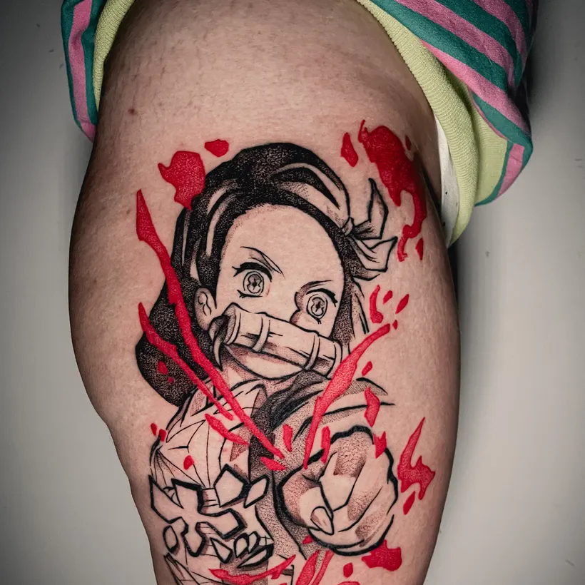 Tatuaje anime de Nezuko de Kimetsu no Yaiba en negro y rojo en el muslo, hecho en ESAP Madrid Tatuaje anime de Nezuko de Kimetsu no Yaiba en negro y rojo en el muslo, hecho en ESAP Madrid