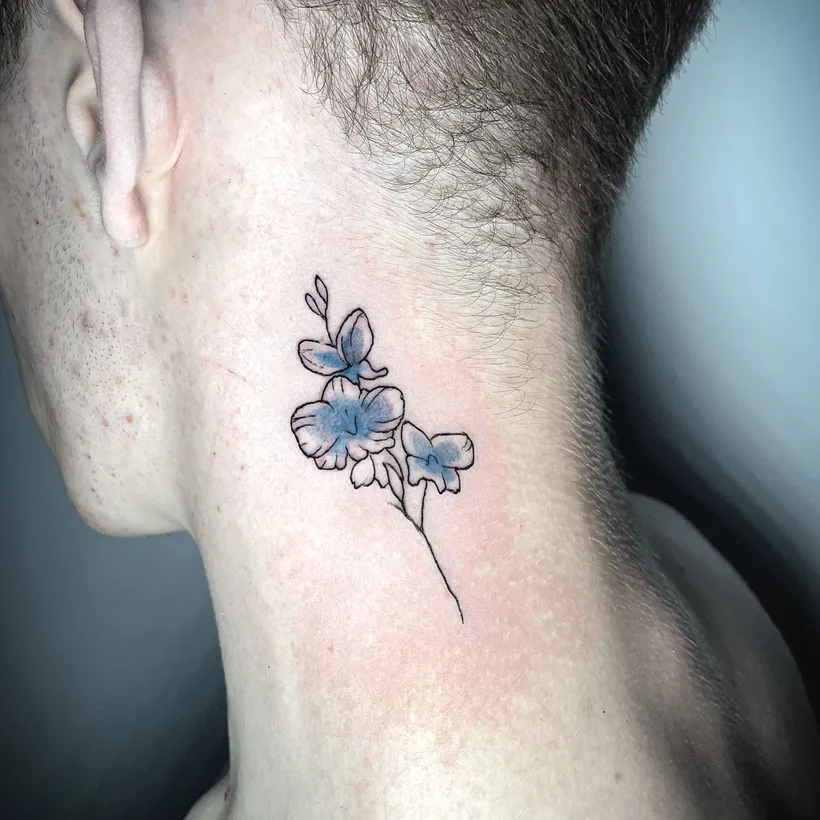 Tatuaje pequeño minimalista a línea fina, ESAP Madrid