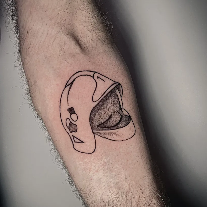 Tatuaje pequeño de una luna a línea fina, ESAP Madrid