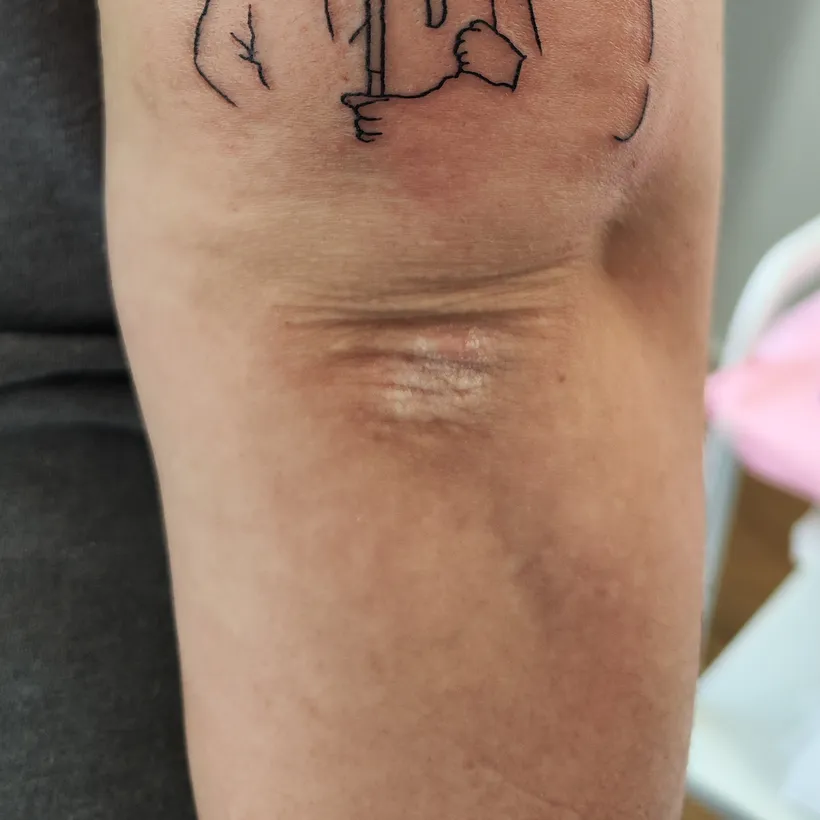 Tatuaje pequeño de un pájaro a línea fina, ESAP Madrid