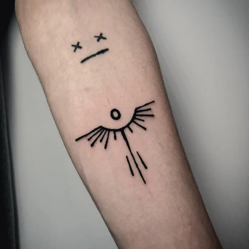 Tatuaje pequeño de un ojo a línea fina, ESAP Madrid