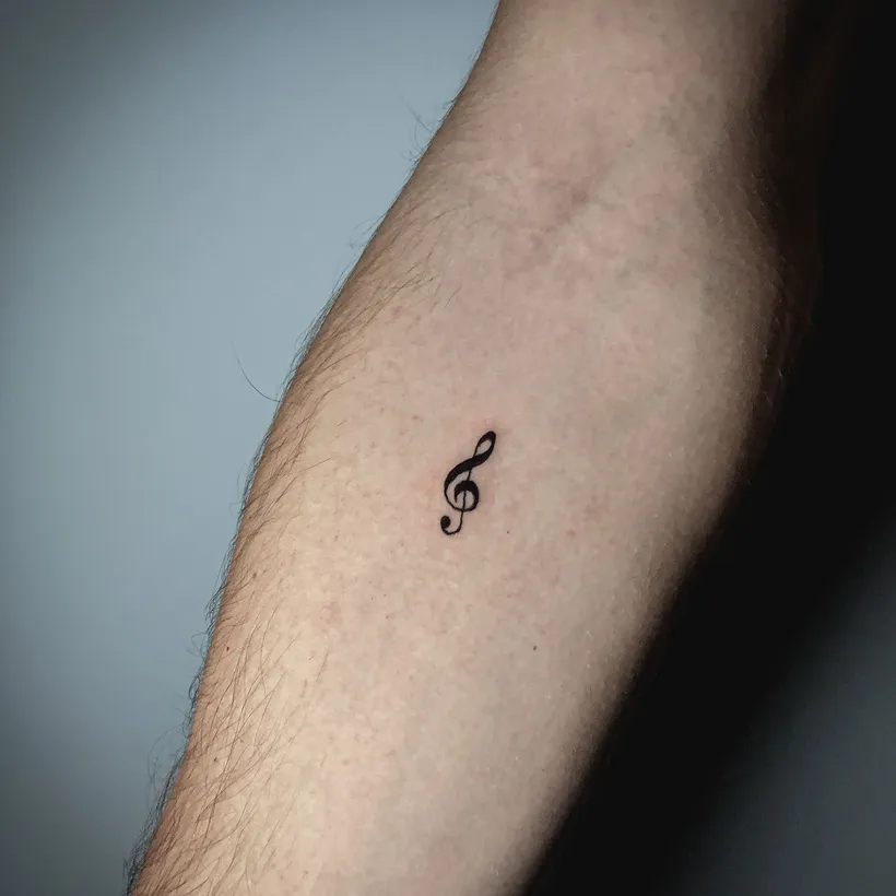 Tatuaje pequeño de un lazo, ESAP Madrid